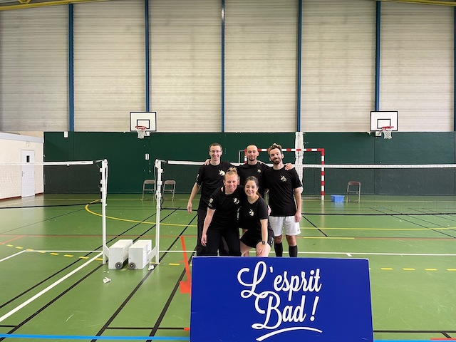 Au badminton, le club est équipé d'un lanceur de volant